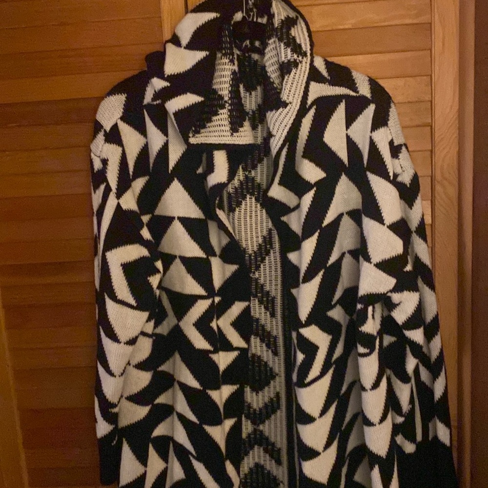 Plus Size. Super cute !! Long sweater with hood and matching earrings.